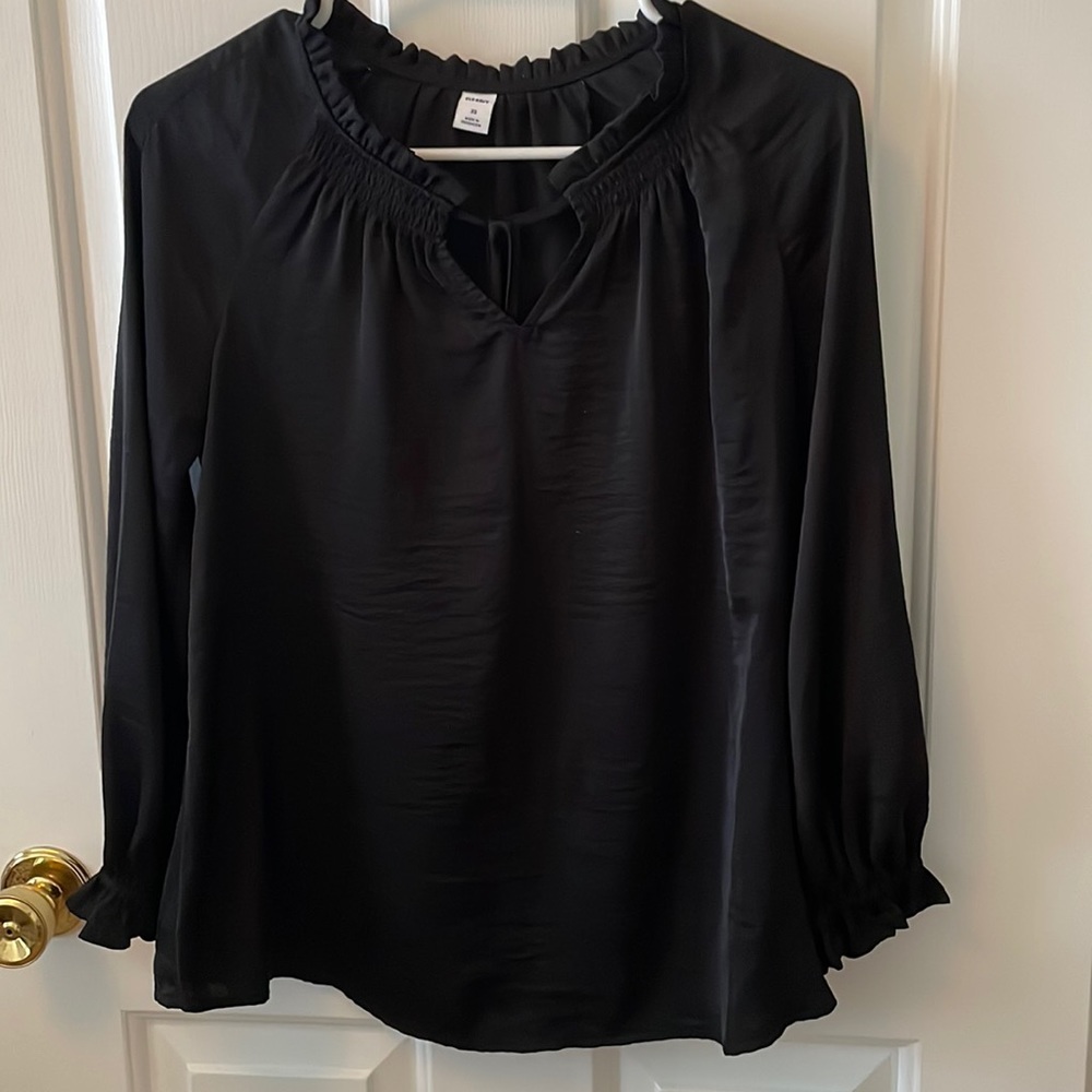 Old Navy pullover blouse. XS. 100% polyester. Black with tie. Nice condition